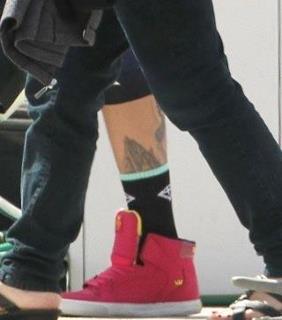 Justin Bieber’s Praying Hands Tattoo on His Leg