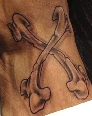 Chris Brown Gets an “X” Tattoo on His Foot, Crossbones Style!