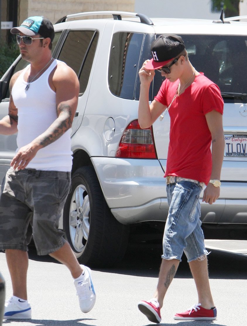 Justin Bieber Hits L.A. With Dad, His Tattoo Mentor