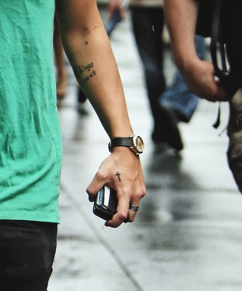Harry Styles’ Cross Tattoo on His Hand