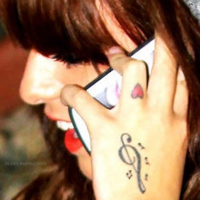 Cher Lloyd’s Tiny Heart Tattoo on Her Finger
