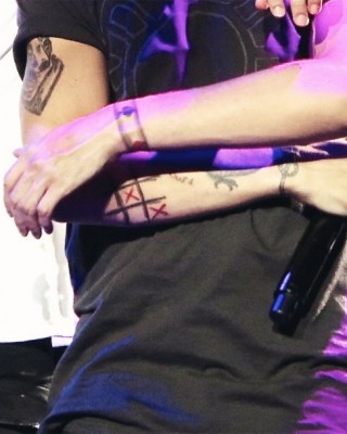 Louis Tomlinson’s Playing Card Suits and Tic-Tac-Toe Tattoos