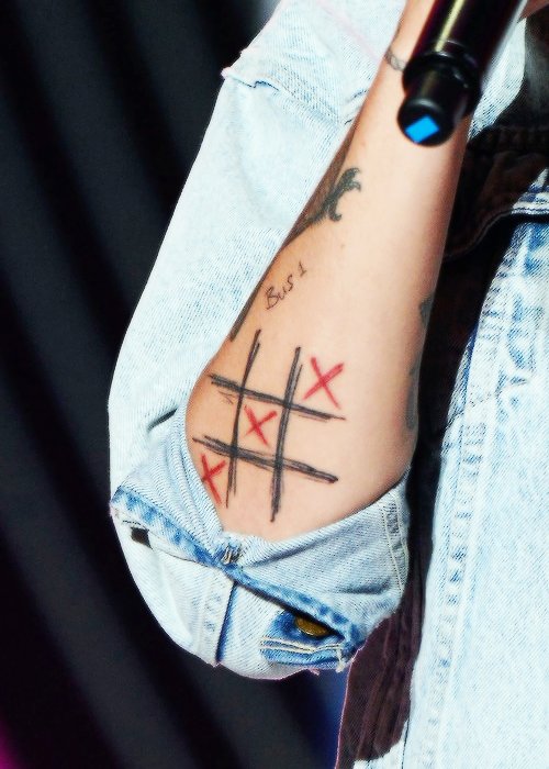 louis tomlinson bus 1 and tic tac tow tattoos