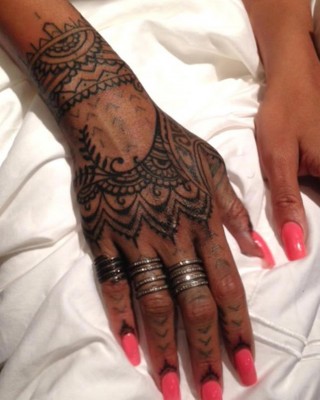 Rihanna, Unhappy With New Maori Ink, Covers it up With Intense Henna-Style Tattoo!