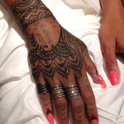 Rihanna, Unhappy With New Maori Ink, Covers it up With Intense Henna-Style Tattoo!