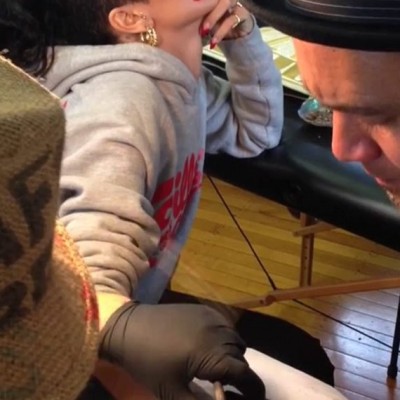 Rihanna Gets a Traditional Maori Tribal Tattoo on Her Hand – Using a Mallet & Chisel!