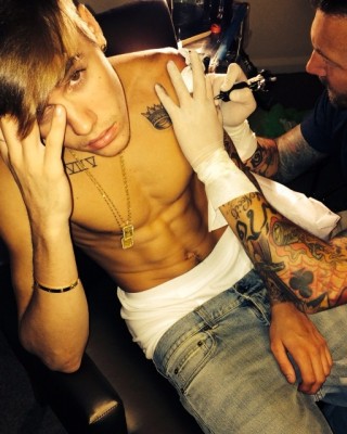 Justin Bieber Gets “Tatted” in Sydney