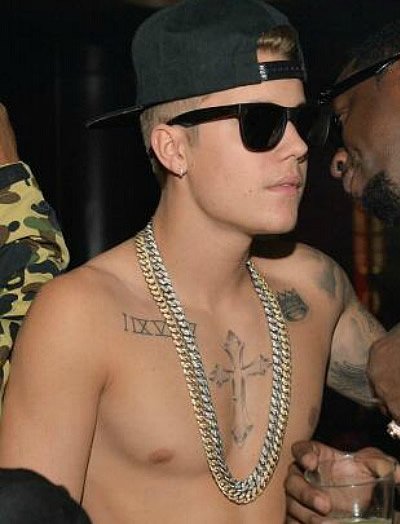 Justin-Bieber-cross-tattoo