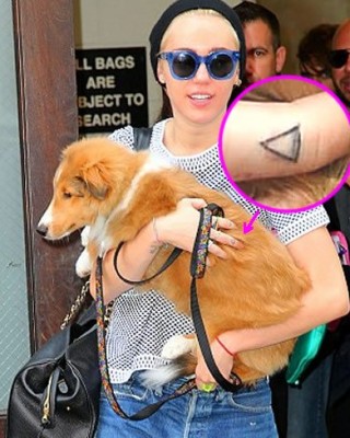 Miley Cyrus Flips Photographer the Bird and Flashes New Tongue Tat on Her Finger! – COVERED UP