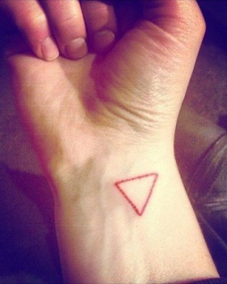 Ellie Goulding’s Red Triangle Tattoo on Her Wrist