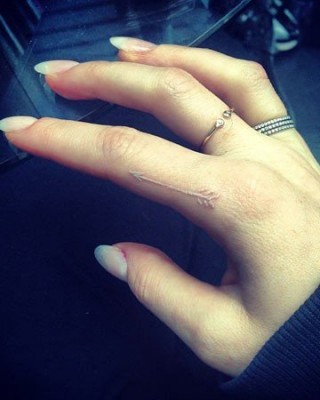 Ellie Goulding’s Small White Arrow Tattoo on Index Finger
