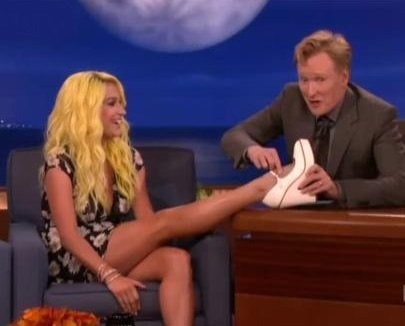 Kesha Gets “C” Foot Tattoo for Conan O’Brien