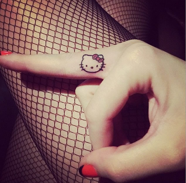 Katy Perry Sports Adorable New Hello Kitty Finger Tattoo