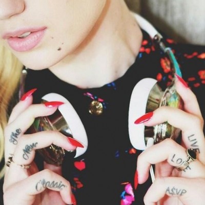 Iggy Azalea’s “The New Classic” Tattoos on Her Fingers