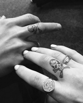Check Out Ellie Goulding’s Cool New Skull Tattoo On Her Finger!