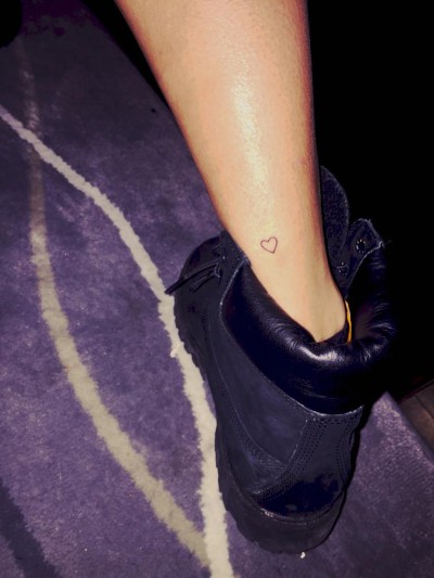 hailey-baldwin-heart-tattoo