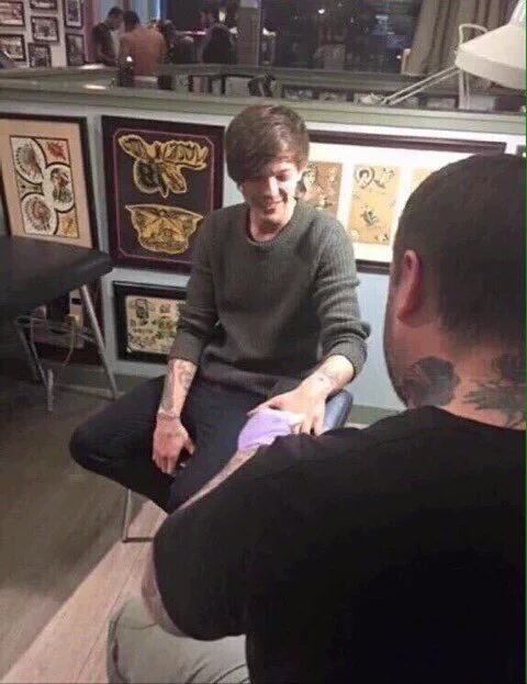 Louis Tomlinson Gets New Tattoos on His Fingers and Rear End!- PopStarTats