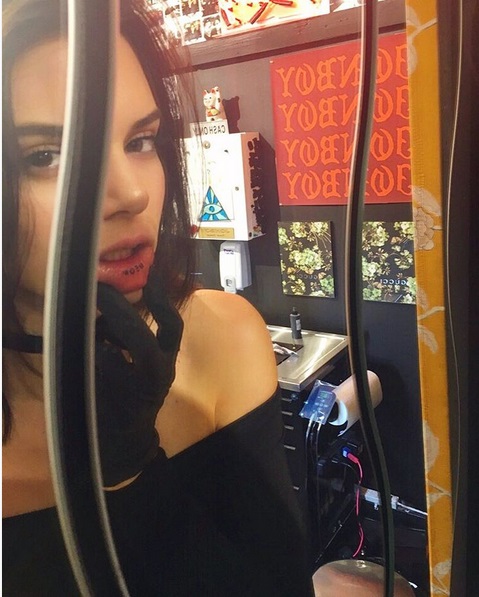 Kendall Jenner Has a Hidden “Meow” Tattoo Inside Her Lip!
