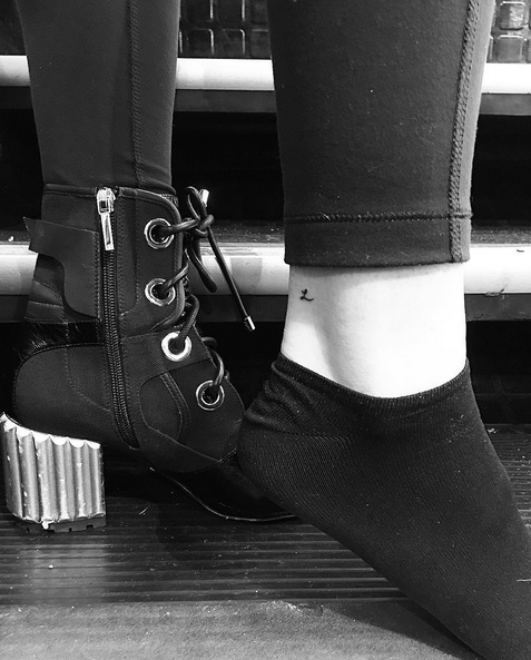 Sofia Richie Gets “L” Ankle Tattoo for Music Legend Father