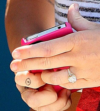 Miley Cyrus’ Eye Tattoo on Her Finger