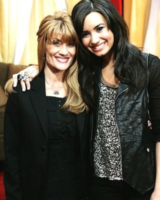 Aww Mom! Demi “Got into a Huge Fight” w/ Mom Over Her Tattoo Obsession!