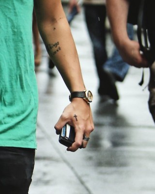 Harry Styles’ Cross Tattoo on His Hand
