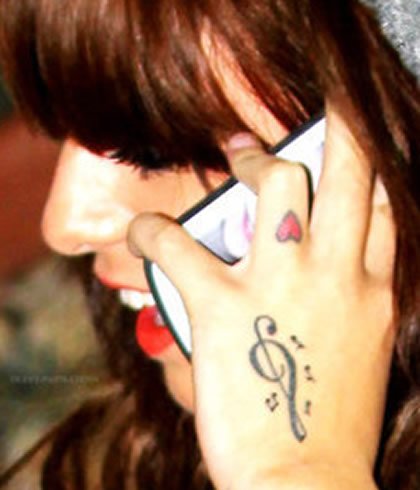 Cher Lloyd’s Tiny Heart Tattoo on Her Finger