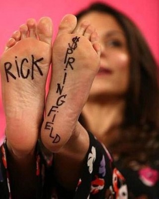 Bethenny Frankel Rocks a Pretty Weak Attempt at Miley Cyrus-Style Faux Foot Tattoos