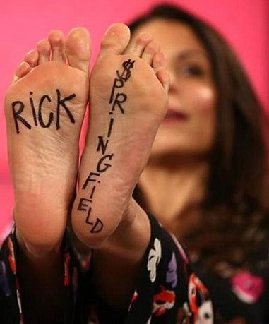 Bethenny Frankel Rocks a Pretty Weak Attempt at Miley Cyrus-Style Faux Foot Tattoos