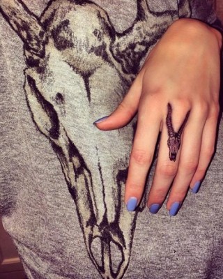 Kendall Jenner Reveals (Fake) Finger Tattoo; Inspired by Harry Styles?
