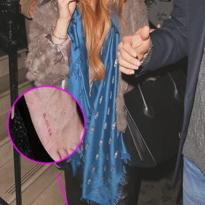Lindsay Lohan Shows Off Red “Be Here Now” Foot Tat in London