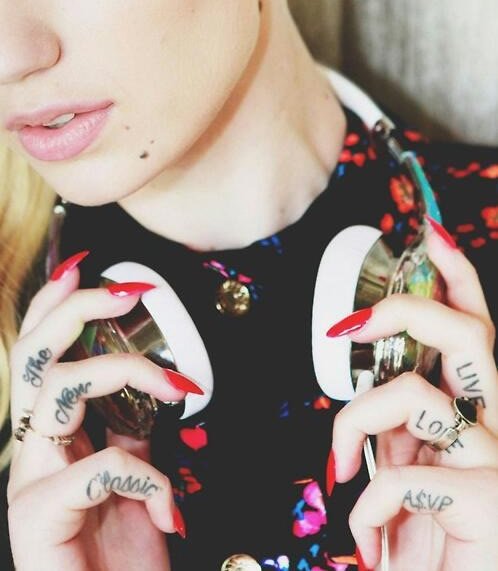 Iggy Azalea’s “The New Classic” Tattoos on Her Fingers