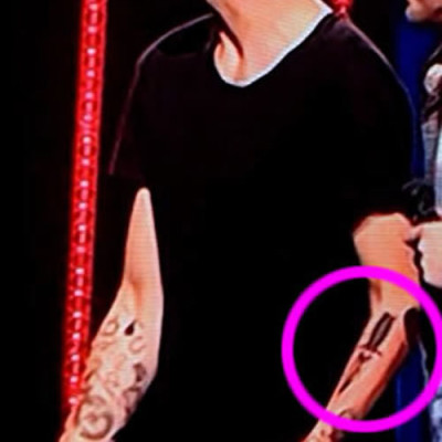 Louis Tomlinson Gets New Dagger, Quote, & Smiley Face Tattoos in Sydney!