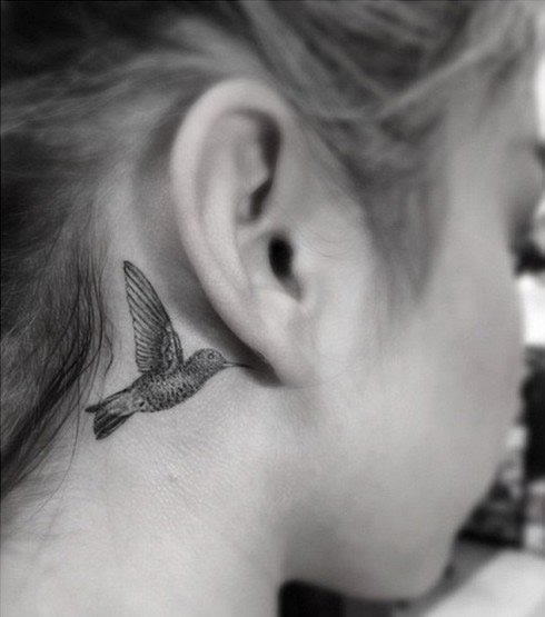 Sara Hyland’s New Behind-the-Ear Hummingbird Tattoo Looks Awfully Familiar…