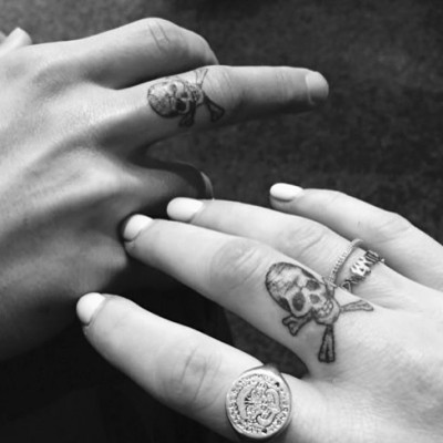 Check Out Ellie Goulding’s Cool New Skull Tattoo On Her Finger!