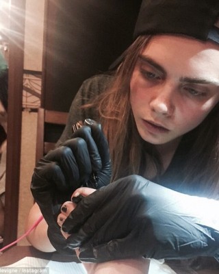 Cara Delevingne Gets New Tattoo from “Suicide Squad” Co-Star Margot Robbie