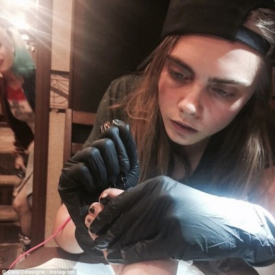 Cara Delevingne Gets New Tattoo from “Suicide Squad” Co-Star Margot Robbie