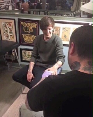 Louis Tomlinson Gets New Tattoos on His Fingers and Rear End!