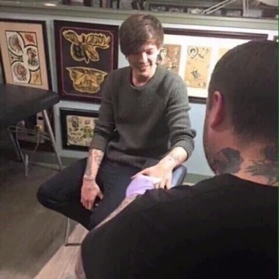 Louis Tomlinson Gets New Tattoos on His Fingers and Rear End!