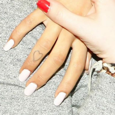 Check Out Ariana Grande’s Heart Finger and “Hi” Toe Tattoos!