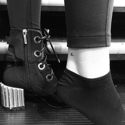 Sofia Richie Gets “L” Ankle Tattoo for Music Legend Father